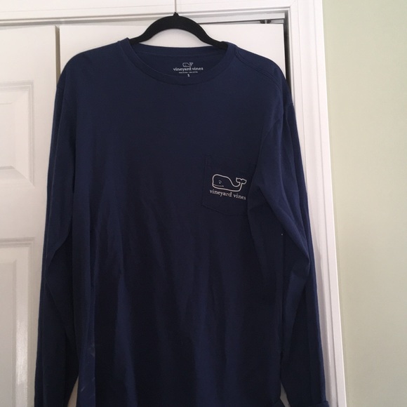 Vineyard Vines Tops - Vineyard vines holiday long sleeve tee. Size small